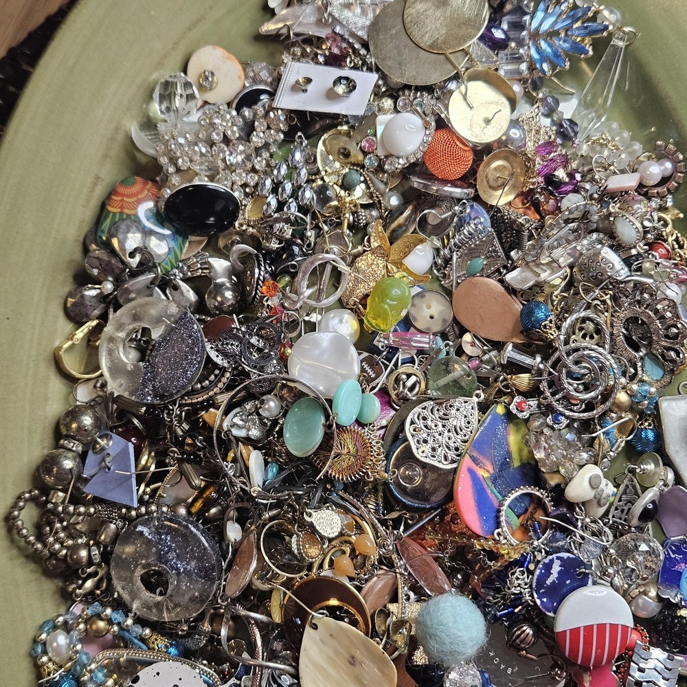 2 lbs Junk Jewelry Mystery Lot: Single Earrings Jewelry Pieces for Crafting/wear - Picture 3 of 15